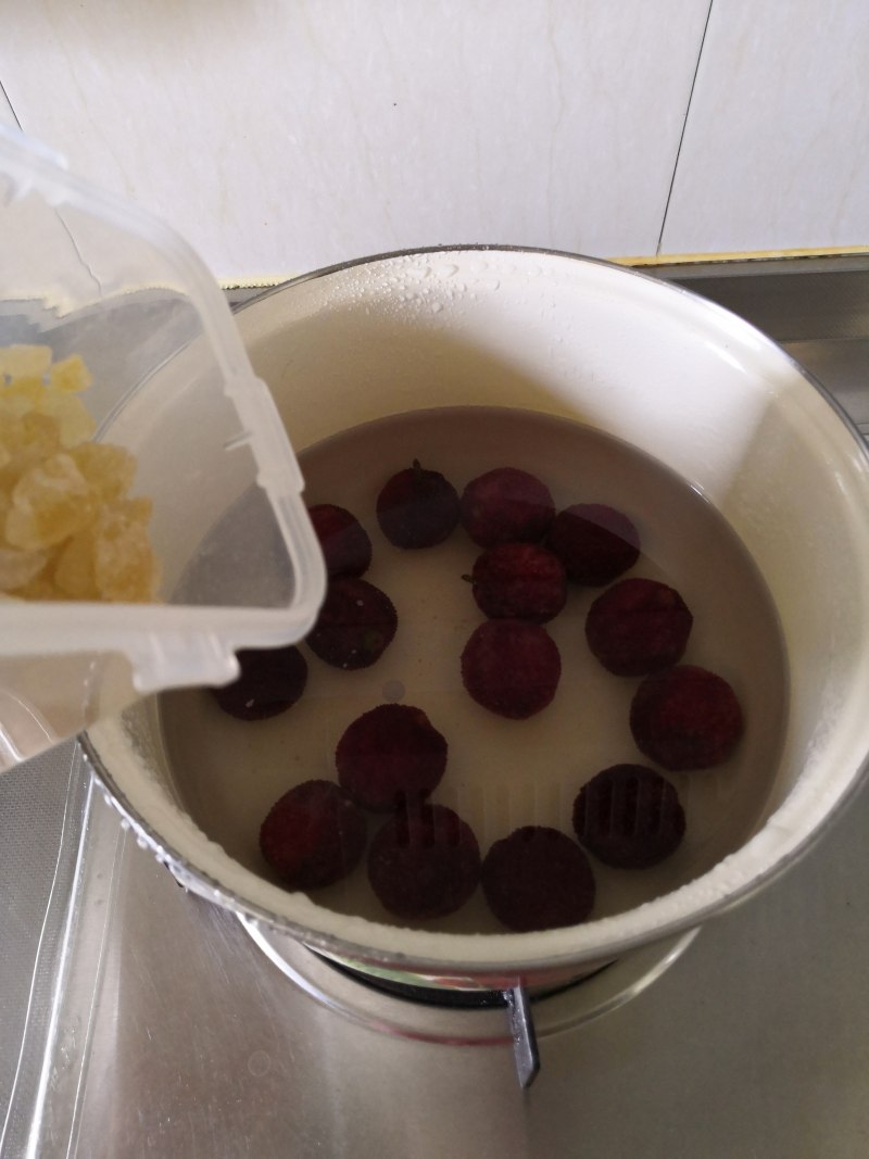 Steps of making rock sugar bayberry juice: 3