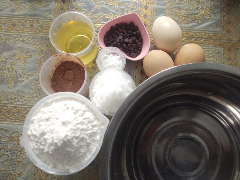  stir one Steps to make a successful chocolate muffin cake: 1