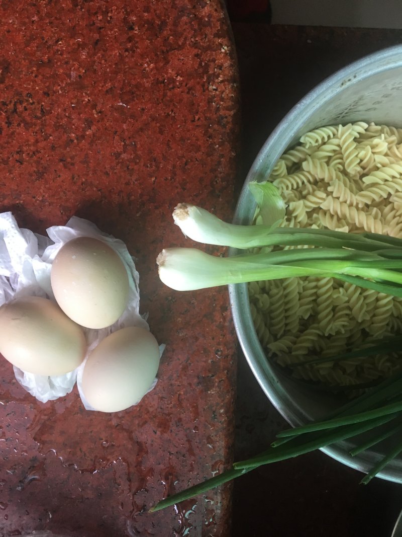 How to make chive and egg spiral noodles: 1
