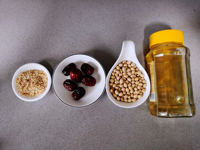 Qi Supplement Steps to make blood-boosting red date soy milk: 1