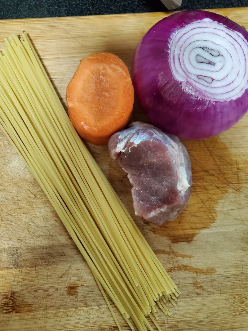Steps to make beef tenderloin fried spaghetti: 1
