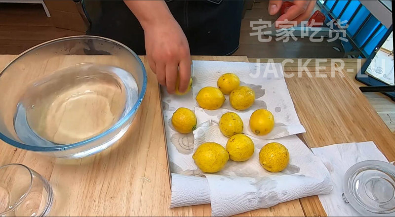 Candied Add small limes and lemons. In the hot summer, have a cup of sour and sweet small lime tea, which will reduce the heat and make it sweet! Steps: 10